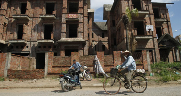 GIÁ NHÀ GẤP 25 LẦN THU NHẬP